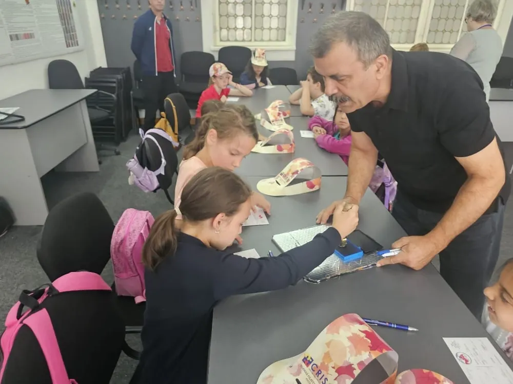 Copii scriind cărți poștale