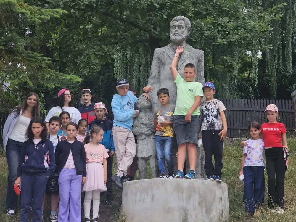 Grup copii la statuia lui Ion Creangă