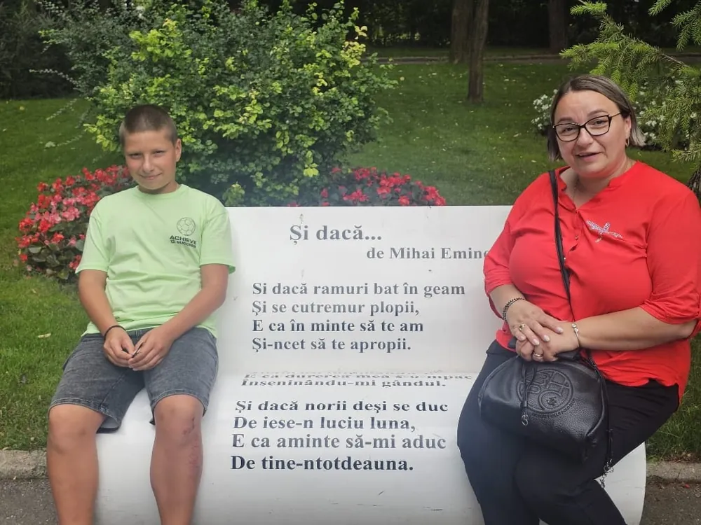 Copil și adult pe banca the poezia lui Eminescu