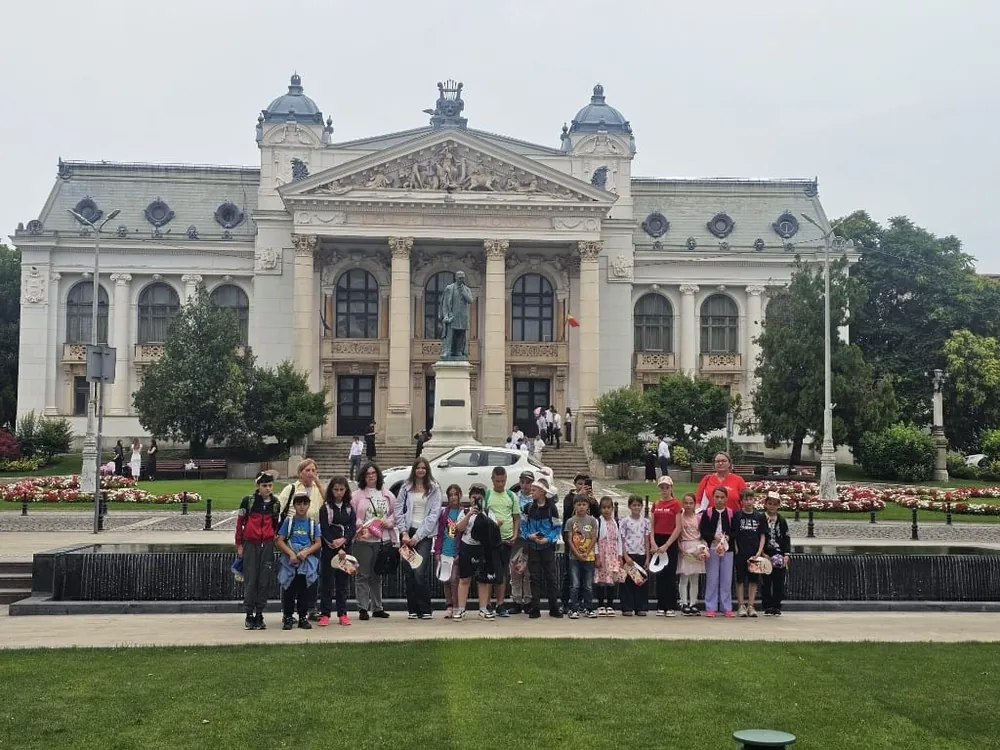 Grup copii la Teatrul Național Iași