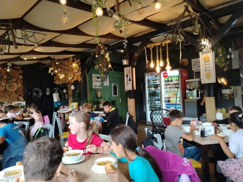 Copii la masa la restaurantul La Prânz, Iași