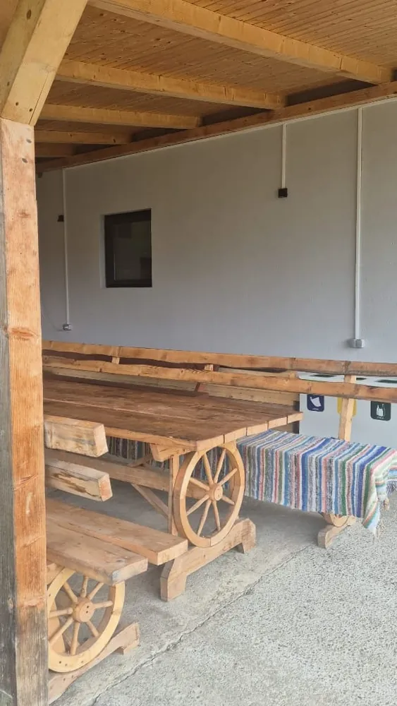 Terasă cu masă rustică tradițională