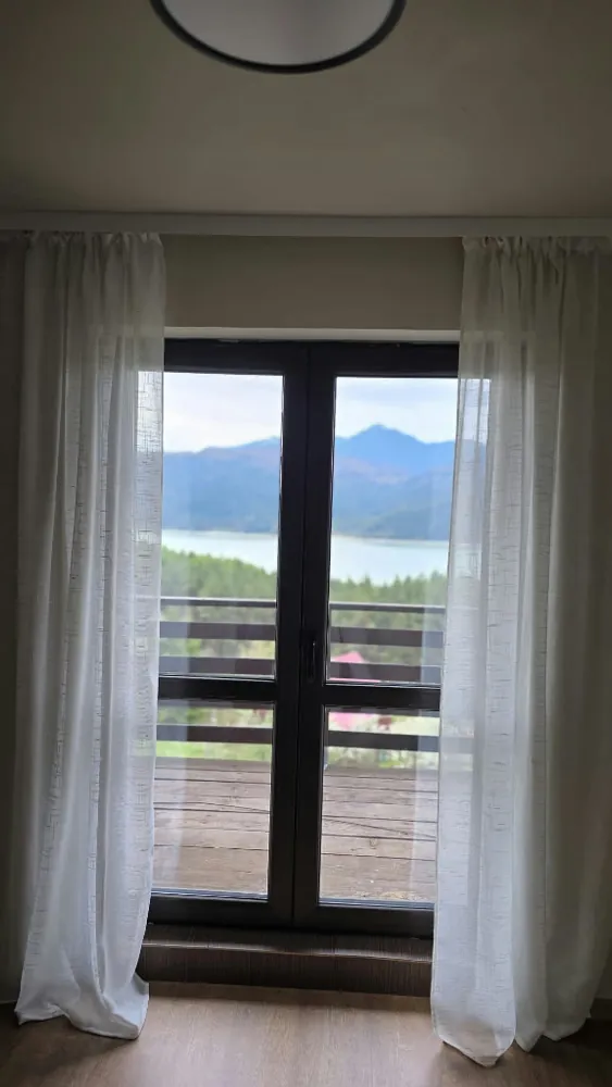 Vedere spectaculoasă spre lac și munți din dormitor