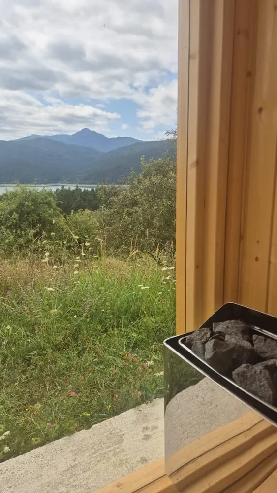 Vedere panoramică lac și munți din saună